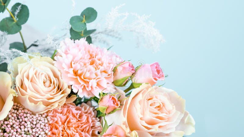 Mooi boeket met roze anjers en rozenclose-up op een blauwe achtergrond royalty-vrije stock fotografie Mooi boeket met roze anjers en rozenclose-up op een blauwe achtergrond royalty-vrije stock fotografie