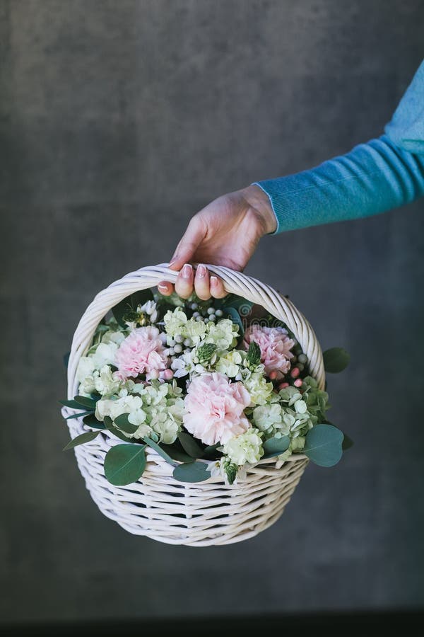 Mooi boeket van bloemen in een mand royalty-vrije stock foto's Mooi boeket van bloemen in een mand royalty-vrije stock foto's