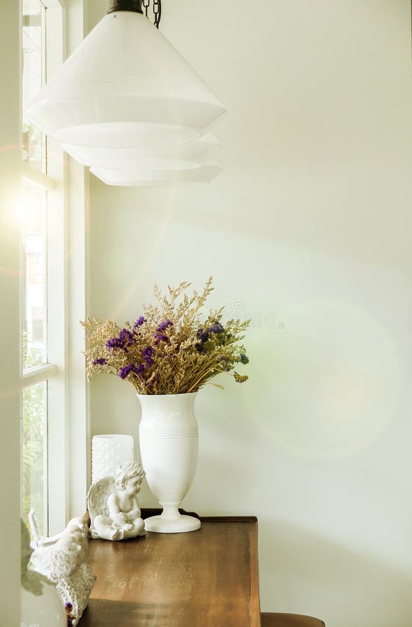 Mooi Boeket van Bloemen in Witte Glanzende Ceramische Bloempot op Rustieke Houten Lijst bij de Hoek van Luxe Witte Woonkamer royalty-vrije stock afbeelding Mooi Boeket van Bloemen in Witte Glanzende Ceramische Bloempot op Rustieke Houten Lijst bij de Hoek van Luxe Witte Woonkamer royalty-vrije stock afbeelding
