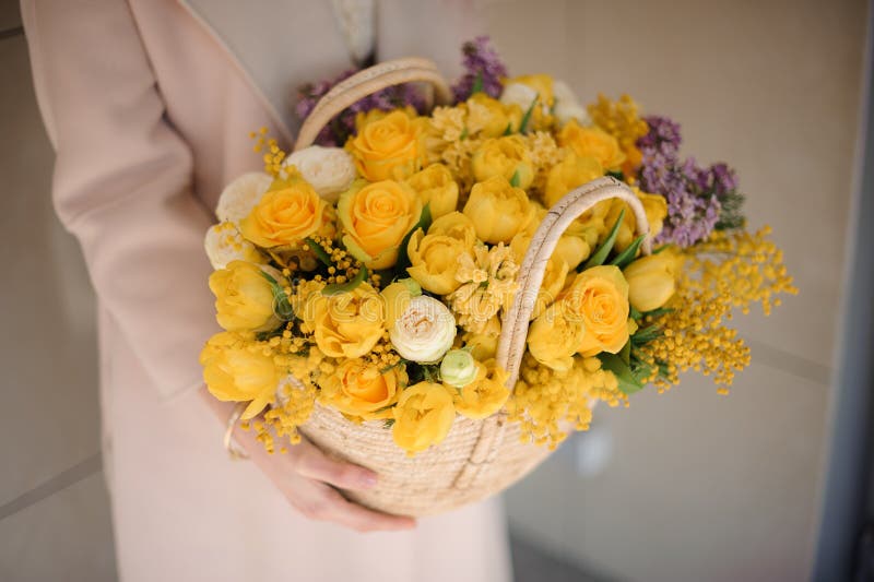 Mooi boeket van gele bloemen in mand royalty-vrije stock afbeeldingen Mooi boeket van gele bloemen in mand royalty-vrije stock afbeeldingen