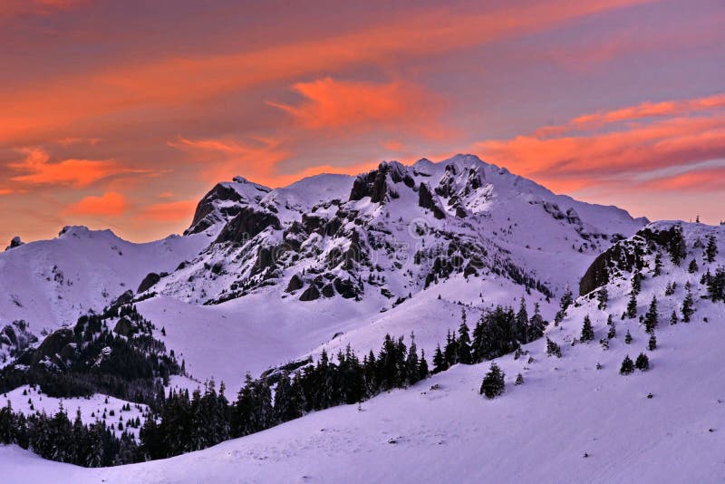 Mooi de berglandschap van de zonsondergangwinter royalty-vrije stock afbeeldingen Mooi de berglandschap van de zonsondergangwinter royalty-vrije stock afbeeldingen