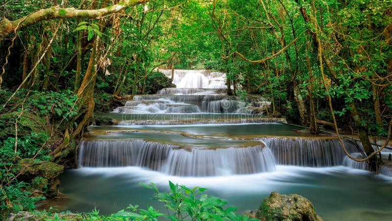 Mooi de watervallandschap van Huai Mae Khamin in Thailand royalty-vrije stock foto's Mooi de watervallandschap van Huai Mae Khamin in Thailand royalty-vrije stock foto's