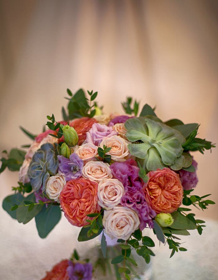 Mooi decoratief boeket van rozenbloemen stock fotografie Mooi decoratief boeket van rozenbloemen stock fotografie