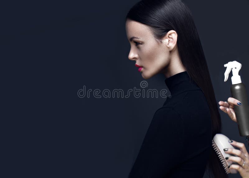 Mooi donkerbruin meisje in een zwarte kleding, een recht haar en een in make-up Het gezicht van de glamourschoonheid royalty-vrije stock foto's Mooi donkerbruin meisje in een zwarte kleding, een recht haar en een in make-up Het gezicht van de glamourschoonheid royalty-vrije stock foto's