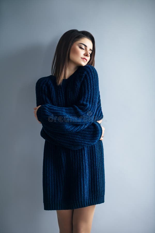 Mooi dromend meisje die in blauwe kleding koesteren royalty-vrije stock fotografie Mooi dromend meisje die in blauwe kleding koesteren royalty-vrije stock fotografie