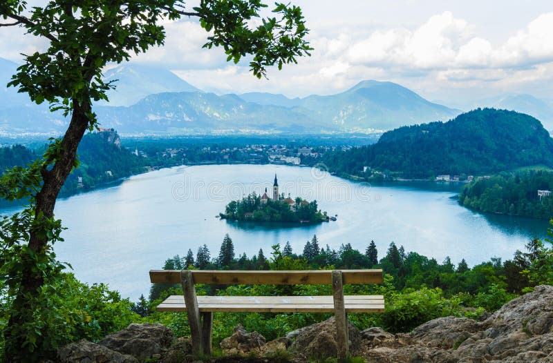 Mooi eiland met kerk in het midden van Afgetapt meer, Slovenië royalty-vrije stock foto's Mooi eiland met kerk in het midden van Afgetapt meer, Slovenië royalty-vrije stock foto's
