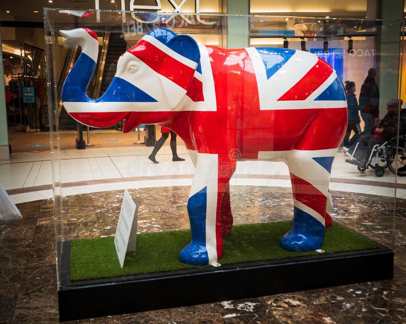 Mooi elefantbeeld van keramiek met de britse vlag in een glazen doos in doncaster verenigd koninkrijk