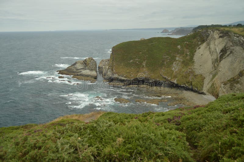 Mooi en Omringd door Klippen is het Zwarte Strand van Zandla Vallina op een Dag van Regen royalty-vrije stock afbeelding Mooi en Omringd door Klippen is het Zwarte Strand van Zandla Vallina op een Dag van Regen royalty-vrije stock afbeelding