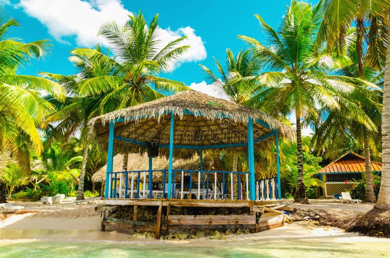 Mooi exotisch strand met houten gazebo, Dominicaanse Republiek, Caraïbisch eiland stock fotografie Mooi exotisch strand met houten gazebo, Dominicaanse Republiek, Caraïbisch eiland stock fotografie