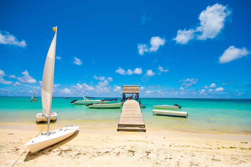 Mooi exotisch strand in Trou aux Biches, Mauritius royalty-vrije stock afbeeldingen Mooi exotisch strand in Trou aux Biches, Mauritius royalty-vrije stock afbeeldingen