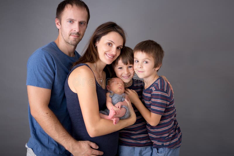 Mooi familieportret, vader, moeder en drie jongens, lookin stock fotografie Mooi familieportret, vader, moeder en drie jongens, lookin stock fotografie