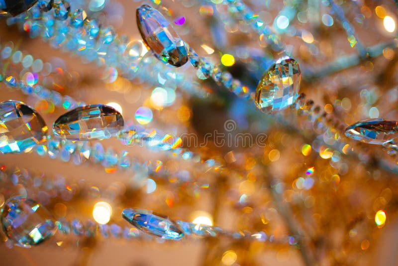 Mooi Geel en blauw Licht die door geborstelde Tsjechische glaskristallen nadenken die op uitstekende kroonluchter met bokeh hange royalty-vrije stock afbeelding Mooi Geel en blauw Licht die door geborstelde Tsjechische glaskristallen nadenken die op uitstekende kroonluchter met bokeh hange royalty-vrije stock afbeelding
