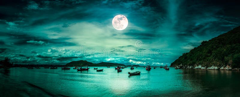 Mooi geheimzinnig aardlandschap Strand door het overzees met bergen en volle maan bij nacht stock foto's Mooi geheimzinnig aardlandschap Strand door het overzees met bergen en volle maan bij nacht stock foto's