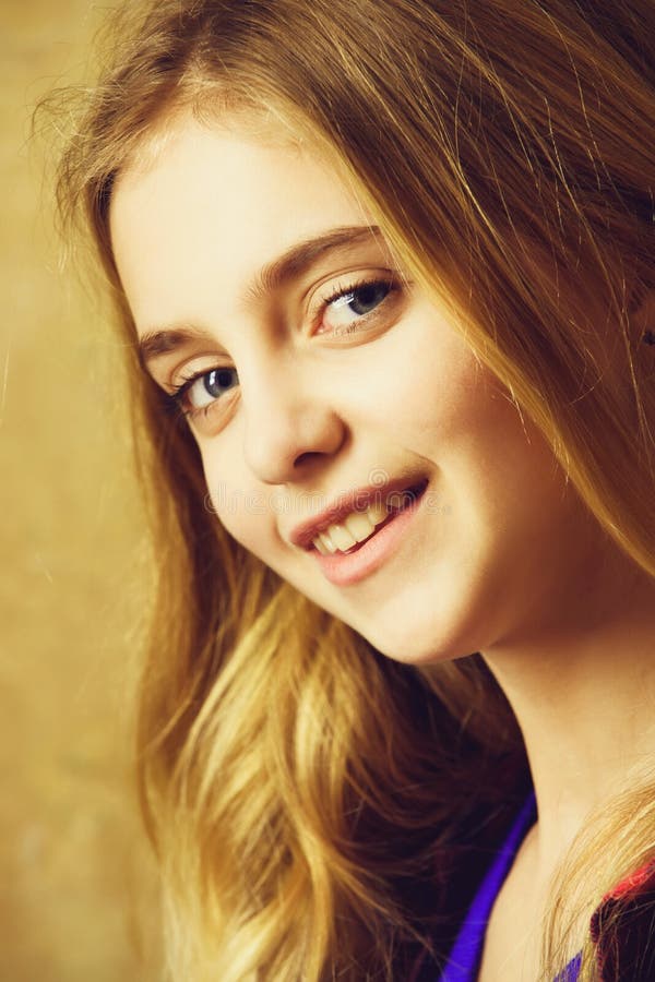 mooi gelukkig glimlachend meisje met blond haar stock afbeelding mooi gelukkig glimlachend meisje met blond haar stock afbeelding