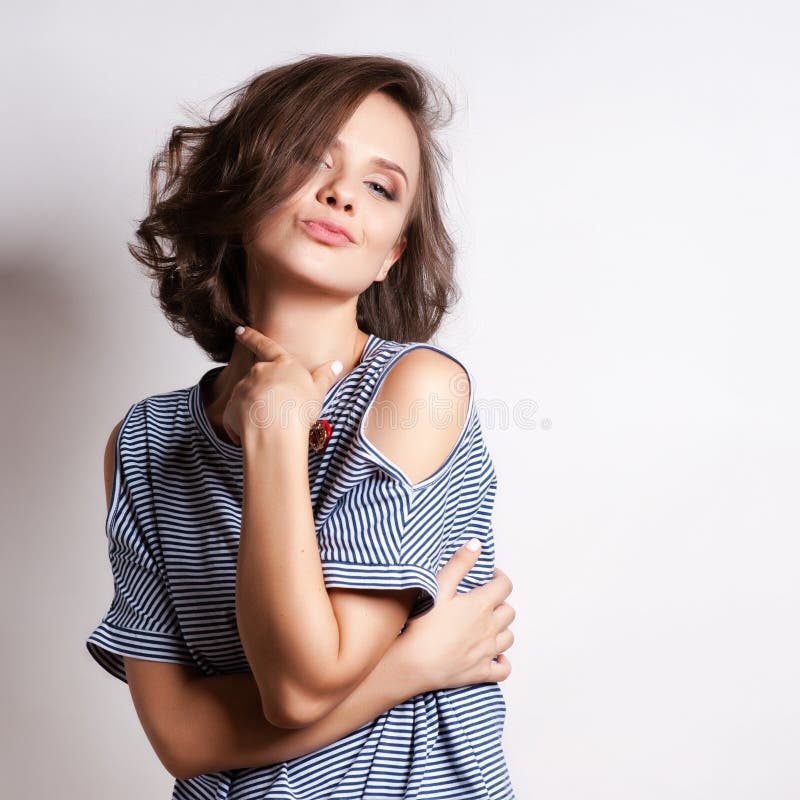 Mooi gelukkig glimlachend tienermeisje over creyachtergrond stock afbeelding Mooi gelukkig glimlachend tienermeisje over creyachtergrond stock afbeelding