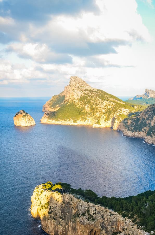 Mooi gezichtspunt Mirador S Colomer in Spaans Mallorca, de Balearen op een zonnige de winterdag Klippen en Middellandse Zee royalty-vrije stock fotografie Mooi gezichtspunt Mirador S Colomer in Spaans Mallorca, de Balearen op een zonnige de winterdag Klippen en Middellandse Zee royalty-vrije stock fotografie