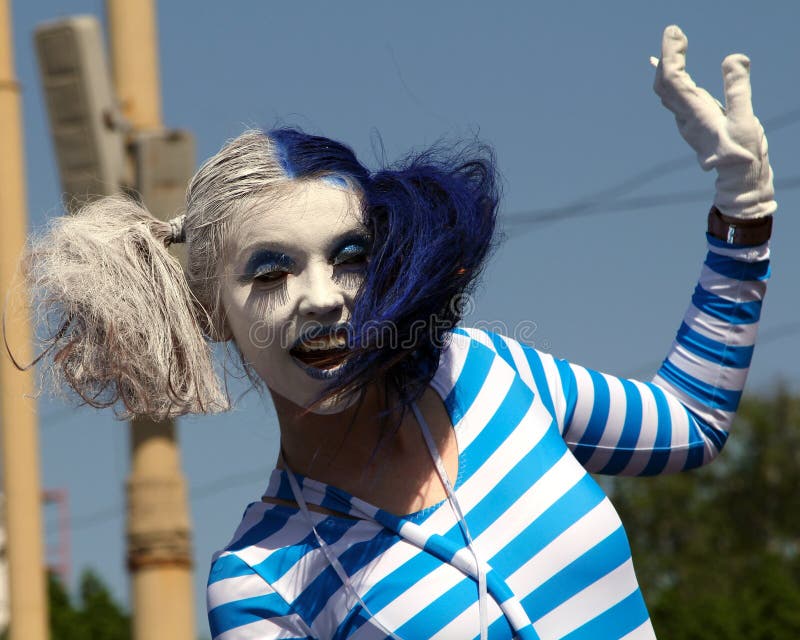 Mooi glimlachen bootst kunstenaar bij Cosplay-festival na royalty-vrije stock afbeeldingen Mooi glimlachen bootst kunstenaar bij Cosplay-festival na royalty-vrije stock afbeeldingen