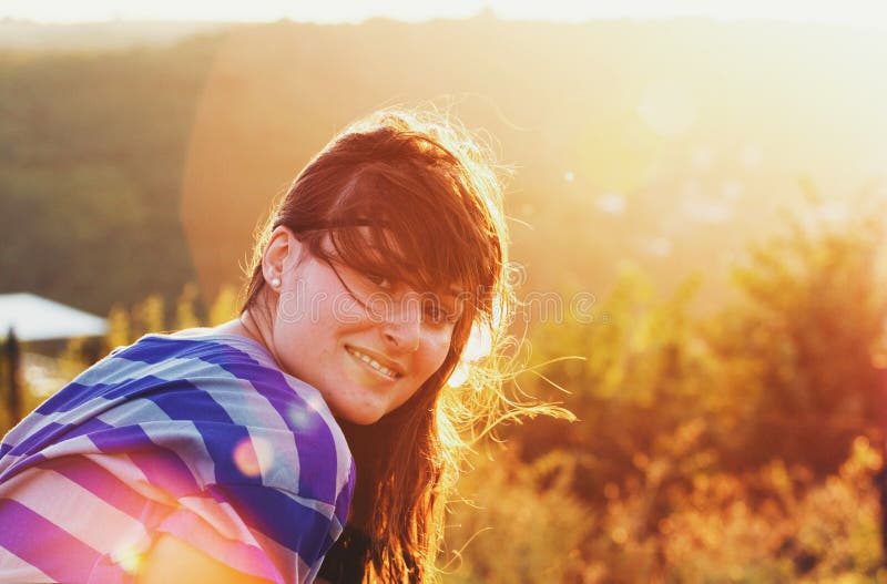 Mooi glimlachend meisje tegen zonlicht stock fotografie Mooi glimlachend meisje tegen zonlicht stock fotografie