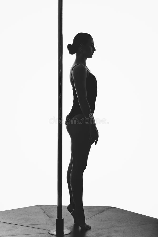 Mooi het meisjessilhouet van de pooldanser stock foto's Mooi het meisjessilhouet van de pooldanser stock foto's
