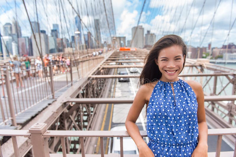 Mooi jong Aziatisch vrouwenportret op de brug van Brooklyn, de stad van New York stock afbeeldingen Mooi jong Aziatisch vrouwenportret op de brug van Brooklyn, de stad van New York stock afbeeldingen