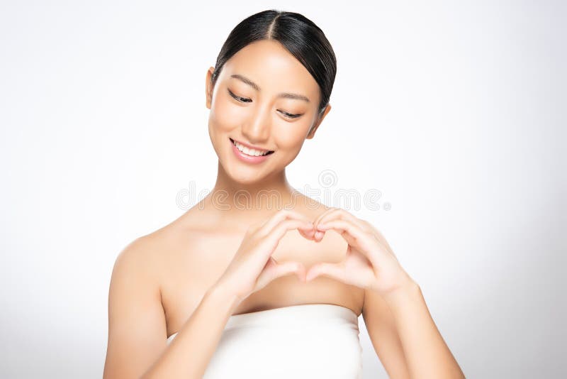 Mooi jong Aziatisch woman do heart handteken op witte achtergrond stock foto's Mooi jong Aziatisch woman do heart handteken op witte achtergrond stock foto's