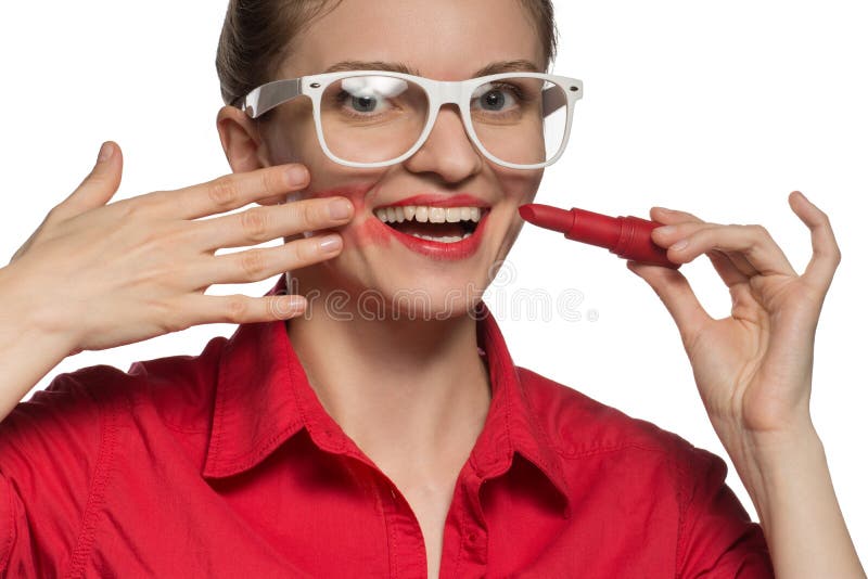 Mooi jong donkerbruin meisje in glazen met rode lippenstift op Li stock fotografie Mooi jong donkerbruin meisje in glazen met rode lippenstift op Li stock fotografie