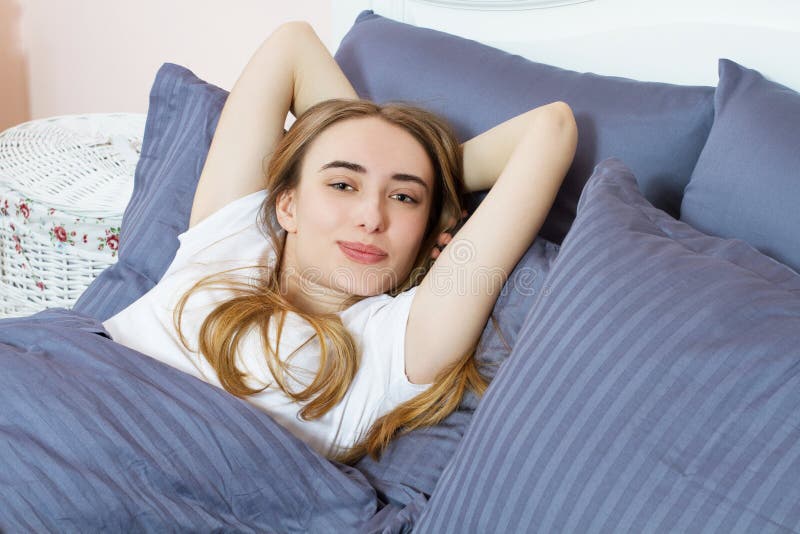 Mooi jong dromend meisje die in haar bed in de ochtend met gesloten ogen liggen Gezondheid en schoonheid royalty-vrije stock fotografie Mooi jong dromend meisje die in haar bed in de ochtend met gesloten ogen liggen Gezondheid en schoonheid royalty-vrije stock fotografie