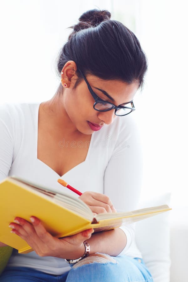 Mooi jong Indisch meisje, student met boek, het bestuderen stock foto Mooi jong Indisch meisje, student met boek, het bestuderen stock foto