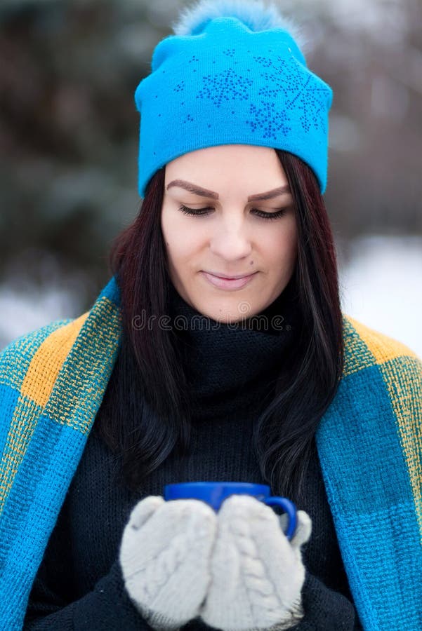 Mooi jong meisjesportret op de winterachtergrond Een charmante jonge dame die in een de winter bos Aantrekkelijke vrouw lopen met stock foto Mooi jong meisjesportret op de winterachtergrond Een charmante jonge dame die in een de winter bos Aantrekkelijke vrouw lopen met stock foto