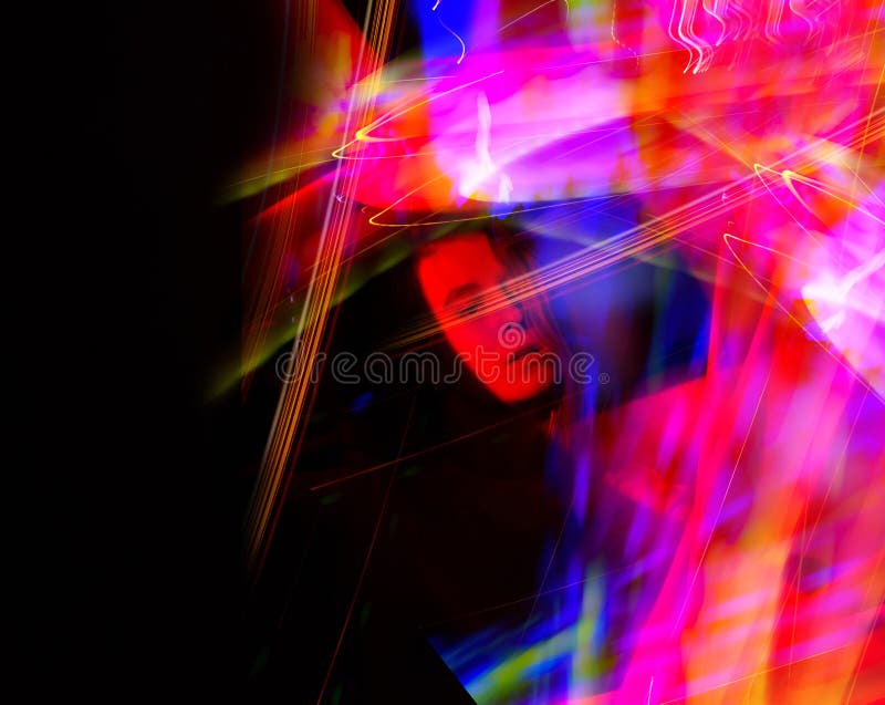 Mooi jong model in helder licht. conceptuele moderne creatieve schiettechniek in neonlicht met speciale verlichtingseffecten royalty-vrije stock afbeelding Mooi jong model in helder licht. conceptuele moderne creatieve schiettechniek in neonlicht met speciale verlichtingseffecten royalty-vrije stock afbeelding