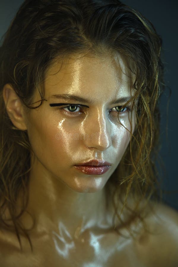 Mooi jong model met manier natte make-up stock foto Mooi jong model met manier natte make-up stock foto