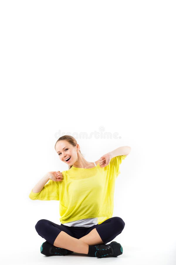 Mooi jong sportief meisje die en een onderbreking van haar training zitten nemen stock foto Mooi jong sportief meisje die en een onderbreking van haar training zitten nemen stock foto
