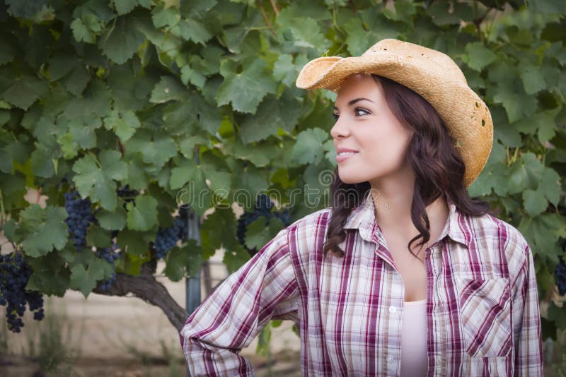 Mooi Jong Volwassen Vrouwelijk Portret die Cowboy Hat in Wijngaard dragen stock foto's Mooi Jong Volwassen Vrouwelijk Portret die Cowboy Hat in Wijngaard dragen stock foto's