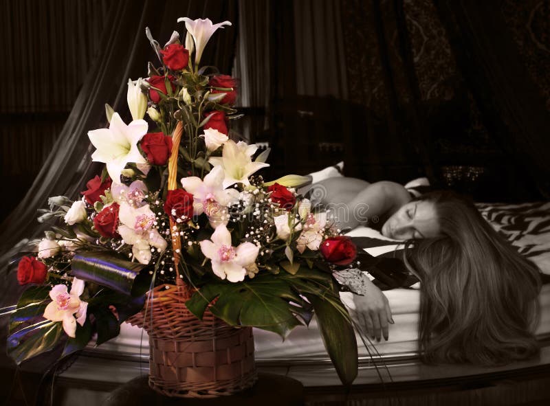 Mooi jong vrouw en boeket van bloemen royalty-vrije stock foto Mooi jong vrouw en boeket van bloemen royalty-vrije stock foto