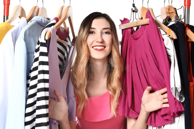 Mooi jong vrouw en rek met verschillende kleren op witte achtergrond stock foto's Mooi jong vrouw en rek met verschillende kleren op witte achtergrond stock foto's