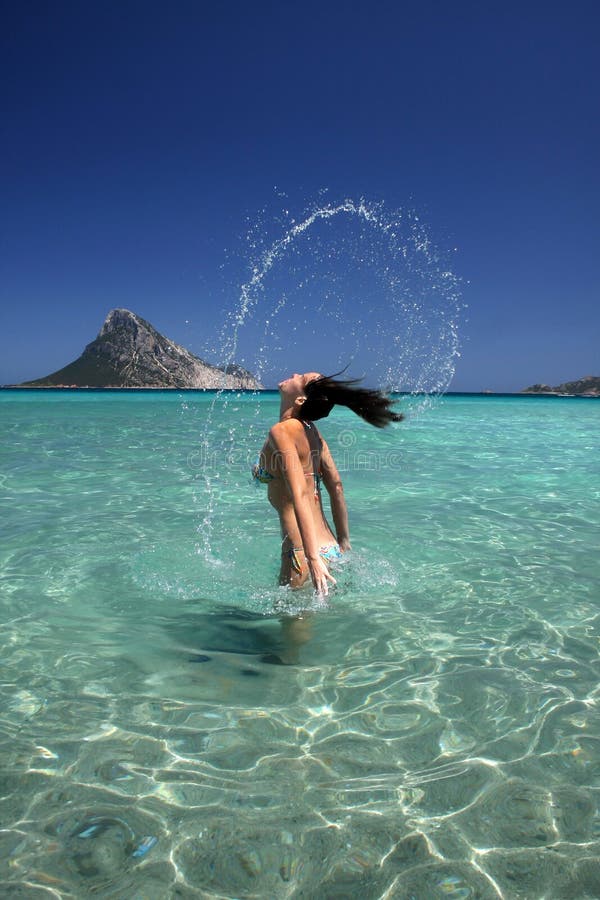Mooi jong vrouwen bespattend water met haar haar. royalty-vrije stock foto Mooi jong vrouwen bespattend water met haar haar. royalty-vrije stock foto