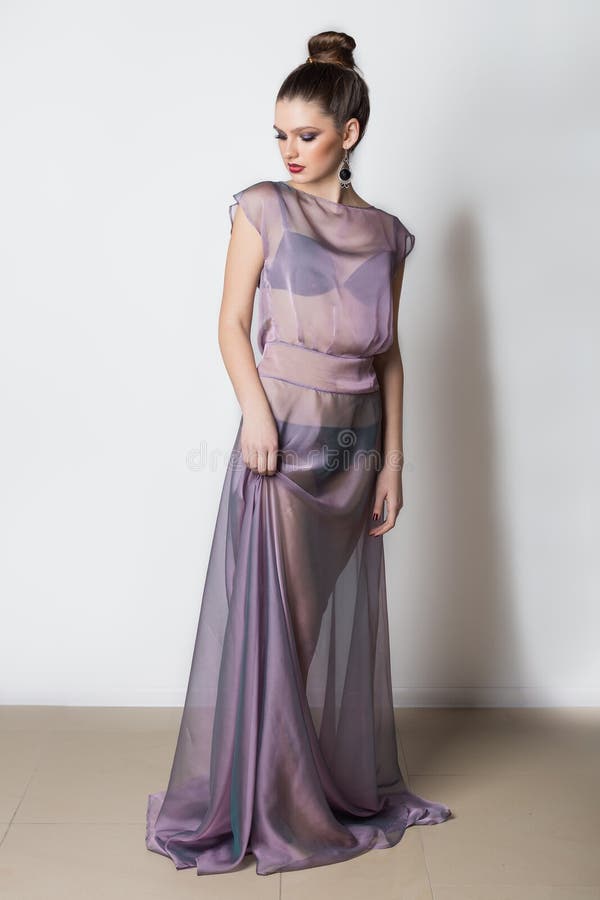 Mooi jong zoet meisje in boudoirkleding in de studio met de heldere ogen van make-upsmokey royalty-vrije stock foto Mooi jong zoet meisje in boudoirkleding in de studio met de heldere ogen van make-upsmokey royalty-vrije stock foto