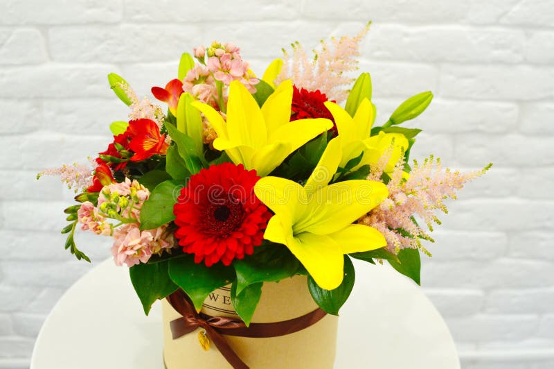 Mooi kleurrijk boeket van bloemen in een hoedendoos stock foto's Mooi kleurrijk boeket van bloemen in een hoedendoos stock foto's