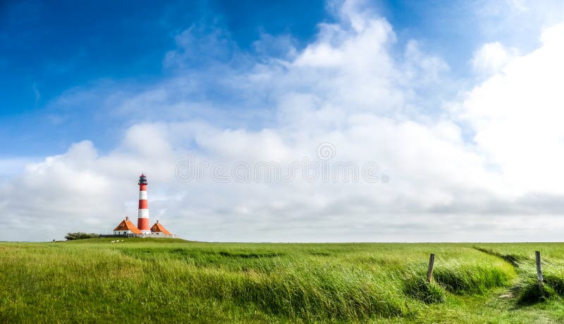 Prachtig landschap met de beroemde vuurtoren Westerheversand aan de Noordzee in Nordfriesland, Schleswig-Holstein, Duitsland royalty-vrije stock afbeelding