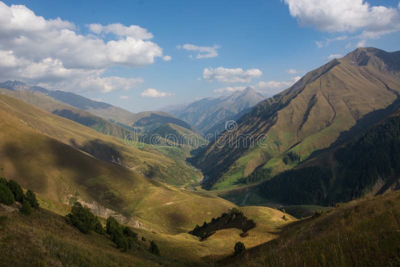Mooi landschap met de turkooise mening van het lakeMountainlandschap in Kyrgyzstan Groen gras in de mening van de bergvallei Berg royalty-vrije stock afbeelding Mooi landschap met de turkooise mening van het lakeMountainlandschap in Kyrgyzstan Groen gras in de mening van de bergvallei Berg royalty-vrije stock afbeelding