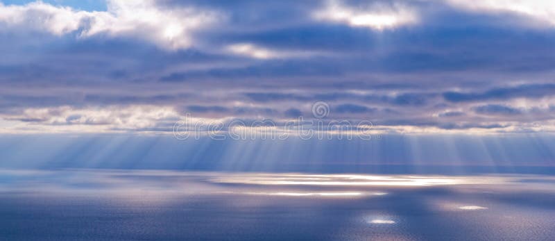 Mooi landschap met wolken en zonnestralen in blauwe en roze colo stock foto Mooi landschap met wolken en zonnestralen in blauwe en roze colo stock foto