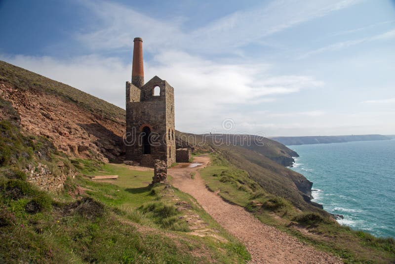Mooi landschap Van Cornwall met purpere heidevoorgrond royalty-vrije stock foto's