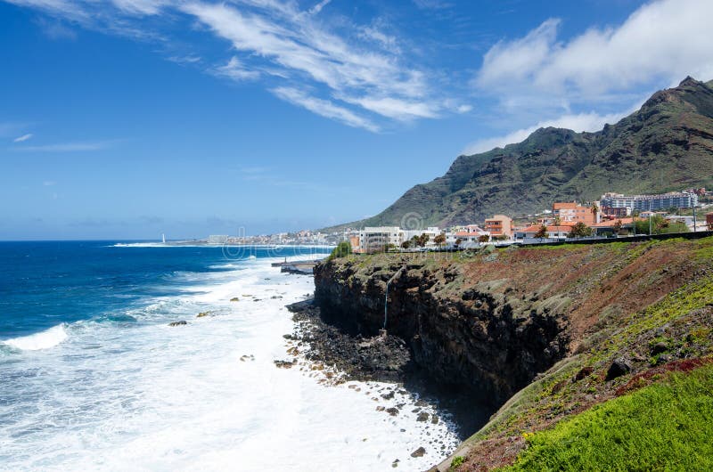 Mooi landschap van het Noorden van Tenerife Mening van dorpen van Bajamar en Punta Del Hidalgo Tenerife, Canarische Eilanden, Spa stock afbeeldingen Mooi landschap van het Noorden van Tenerife Mening van dorpen van Bajamar en Punta Del Hidalgo Tenerife, Canarische Eilanden, Spa stock afbeeldingen