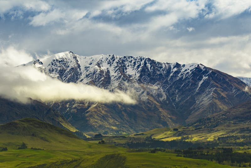 Mooi landschap van het punt van de de wegmening van de kroonwaaier, tussen wana stock afbeelding Mooi landschap van het punt van de de wegmening van de kroonwaaier, tussen wana stock afbeelding