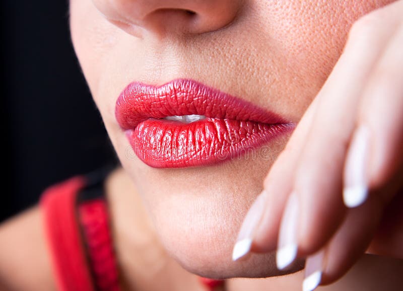 Mooi maak omhoog van heldere rode lippen stock afbeeldingen Mooi maak omhoog van heldere rode lippen stock afbeeldingen