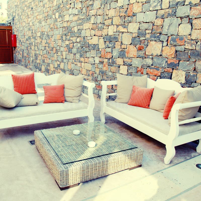 Mooi mediterraan terras met wit openluchtmeubilair (Greec stock foto's Mooi mediterraan terras met wit openluchtmeubilair (Greec stock foto's