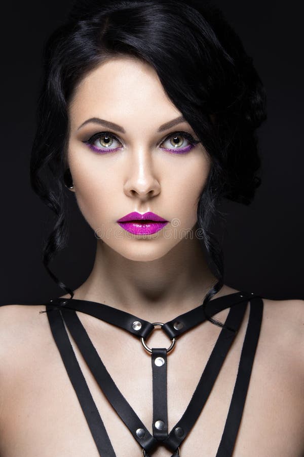 Mooi Meisje in de Gotische stijl met leertoebehoren en heldere make-up Het Gezicht van de schoonheid royalty-vrije stock foto Mooi Meisje in de Gotische stijl met leertoebehoren en heldere make-up Het Gezicht van de schoonheid royalty-vrije stock foto