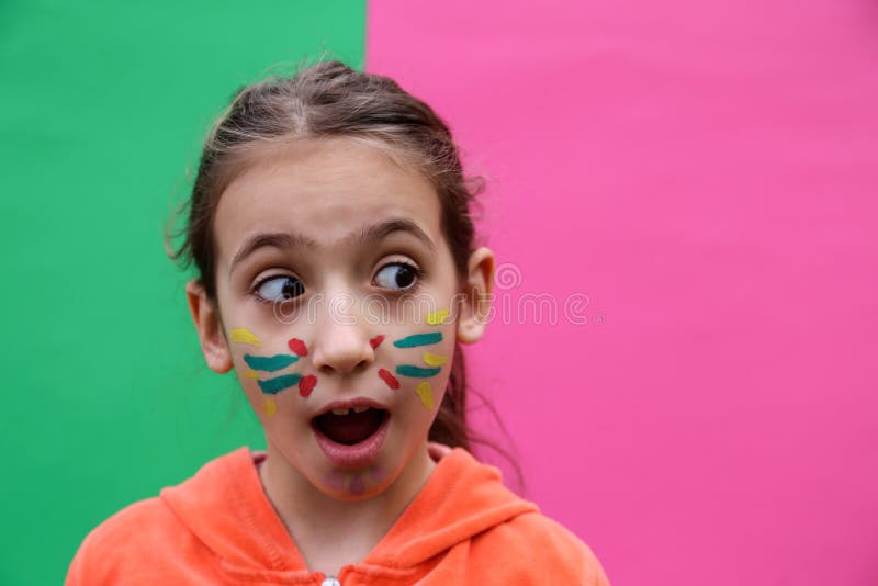 Mooi meisje die grappig gezicht maken stock afbeelding Mooi meisje die grappig gezicht maken stock afbeelding
