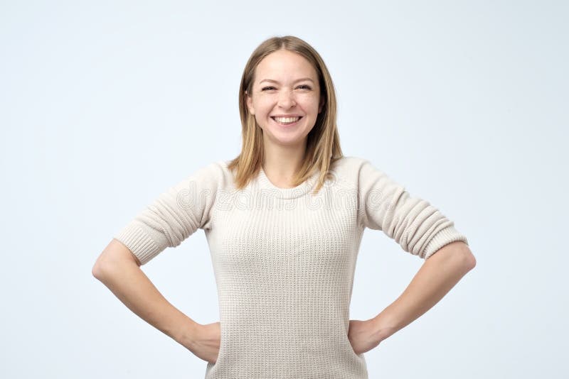 Mooi meisje die met mooie glimlach in studio camera, portret bekijken Positieve emotie royalty-vrije stock afbeelding Mooi meisje die met mooie glimlach in studio camera, portret bekijken Positieve emotie royalty-vrije stock afbeelding
