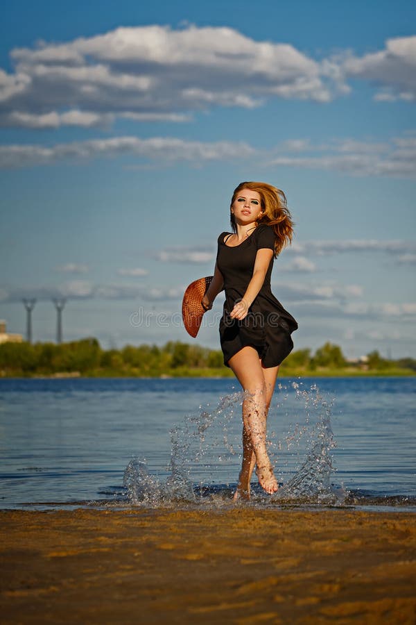 Mooi meisje die uit rivier komen stock fotografie Mooi meisje die uit rivier komen stock fotografie